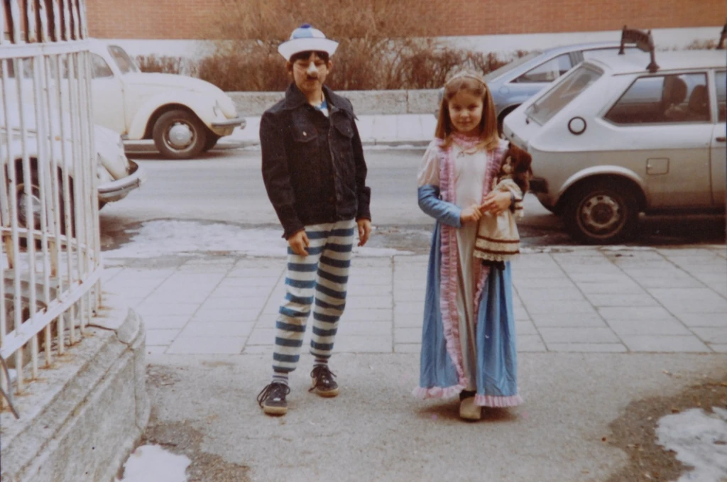 Árpa Attila tíz évesen unokatestvérével maszkabálra készülve (Fotó: Szabó Lilla/fotocentral.hu)