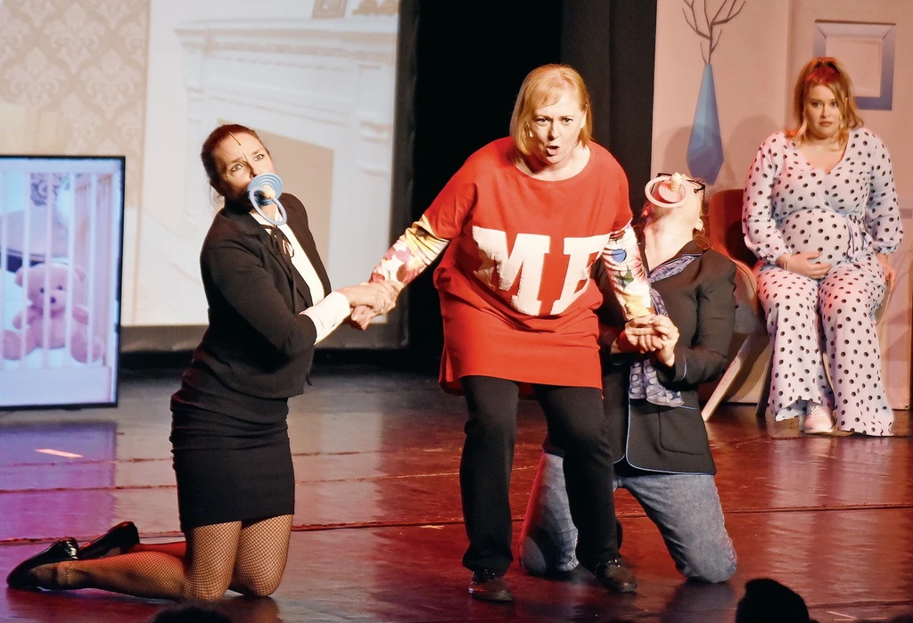 Fekete Lindával (balra) és Király Lindával (jobbra) az Anyatigrisek című darabban (Fotó: Olajos Piroska/fotocentral.hu)