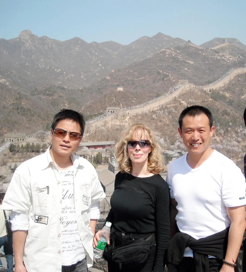 Shi Xing Xiao és Shi Xing Hong kungfunagymesterek társaságában a nagy fal kövezetén