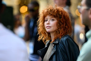 A magyar zsidó felmenőkkel rendelkező színésznő, Natasha Lyonne az Amerikai Pite Jessicájaként lett ismert – példás életviteléről aligha. Fiatal kora óta heroinfüggő volt, számtalanszor került összetűzésbe a hatóságokkal, és többször került az utcára, ezt az életvitelt pedig a film okozta siker sem törte meg. Több sikertelen leszokás után végül talpra tudott állni.