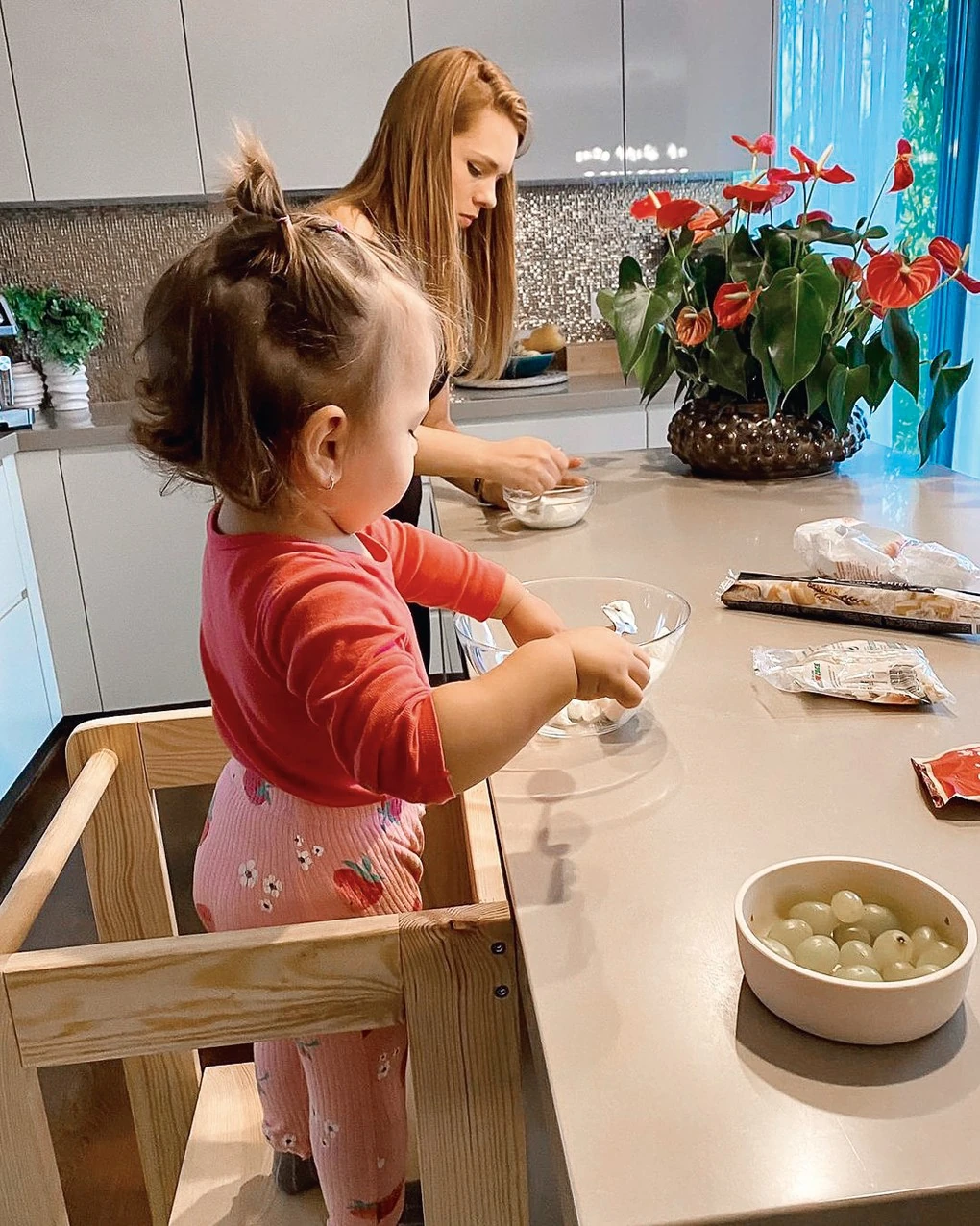 Kamilla és Dóri sokat volt kettesben, amíg a családfő a bokszmeccsre készült (Fotó: Archív)