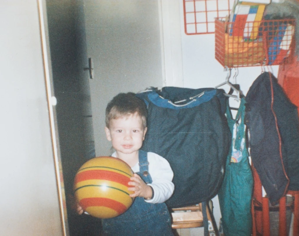 A kicsi Áron egy családi képen (Fotó: Archív)