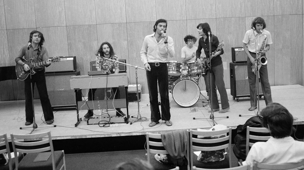 A Kék Csillag együttes kísérte (Fortepan/Szalay Béla)