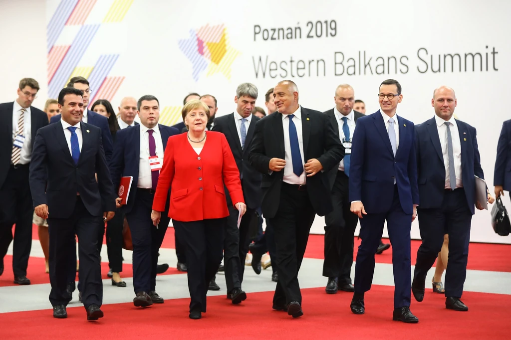 Piros zakója történelmet írt – sosem volt kérdés, kitűnik-e a sorból