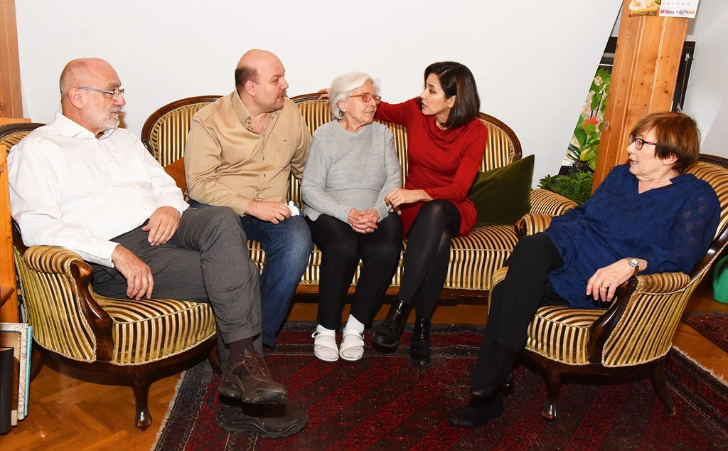 Együtt a család. Középen a híres nagymama (Fotó: Olajos Piroska/fotocentra.hu)