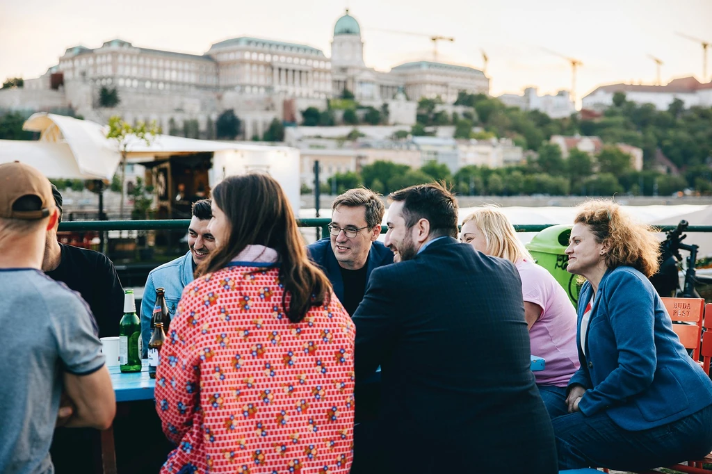 Nagy baráti társaságuk van