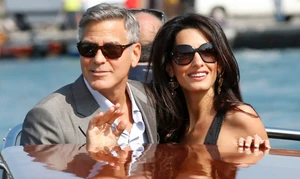 George és Amal Clooney annak idején egy Amore - Szerelem feliratú hajóval érkeztek a velencei esküvőjük színhelyére