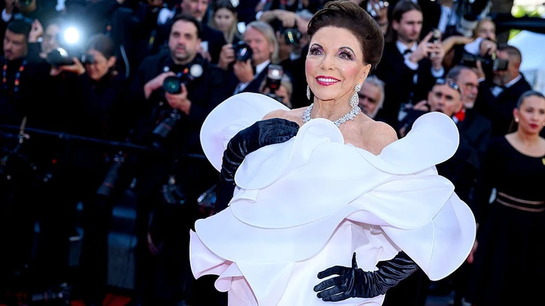 Ilyen nincs: a 93 éves Joan Collins fiatalabbnak néz ki, mint a 32 évvel ifjabb férje