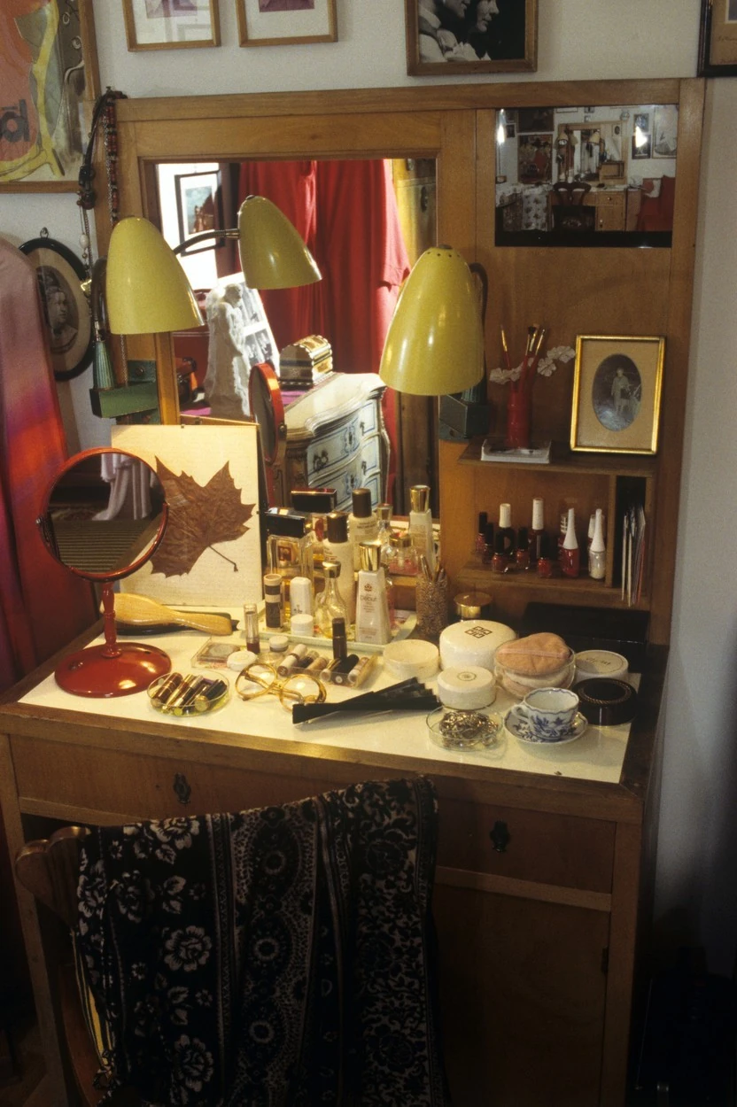 Ruttkai egykori öltözőasztala, rajta a rúzzsal (Fotó: Toroczkay Csaba/fotocentral.hu)