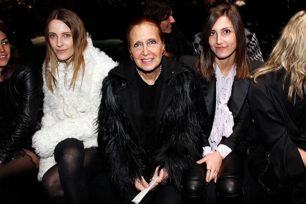 Az írónő a lányaival (Fotó: Getty Images)