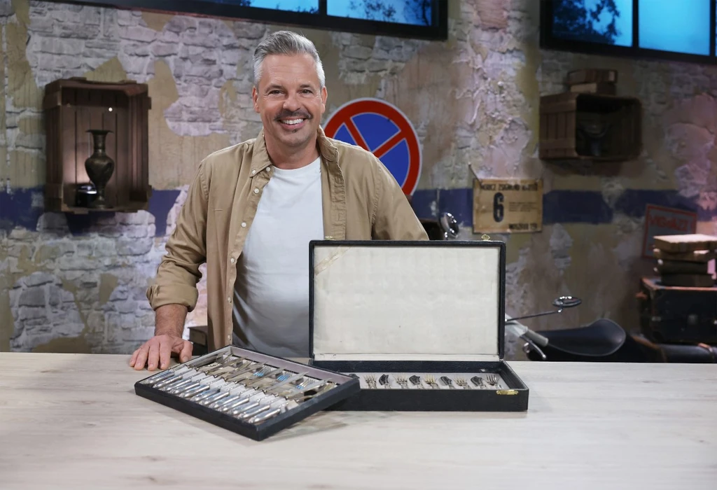 Lázár egy evőeszközkészlettel érkezett a Kincsvadászokhoz (Fotó: TV2)