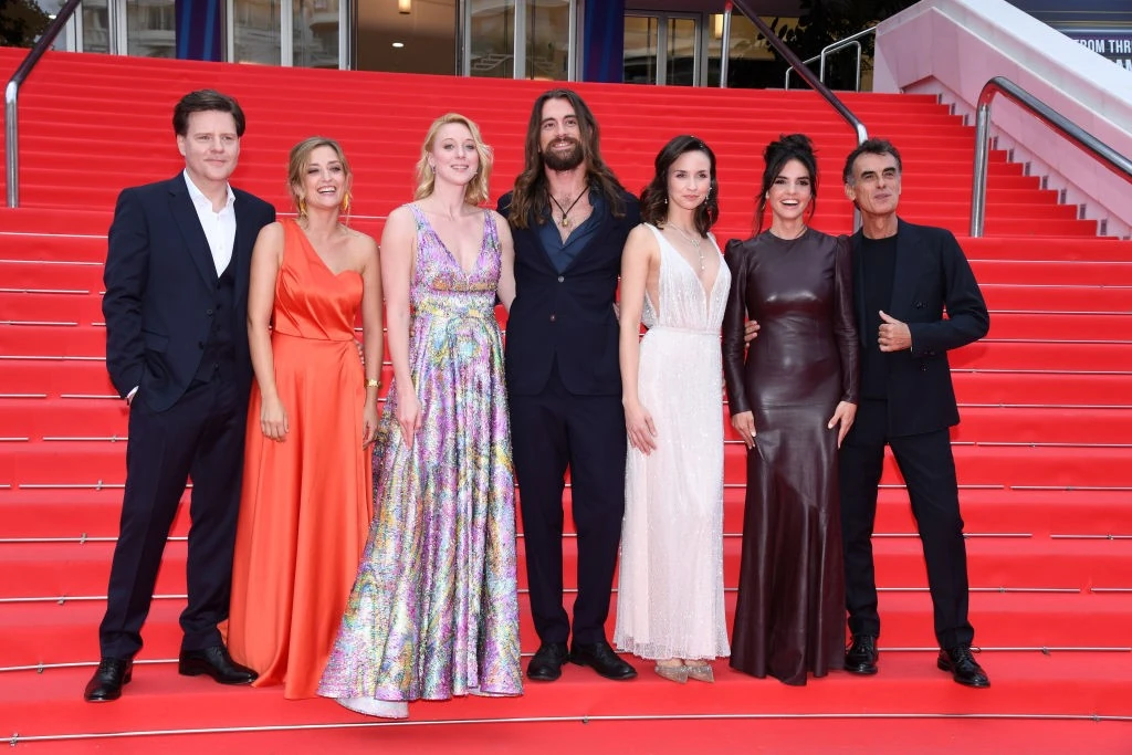 A Hunyadi szereplői a cannes-i filmfesztiválon. Rujder Vivien Törőcsik Franciska ruháját viselte (Fotó: Getty Images)