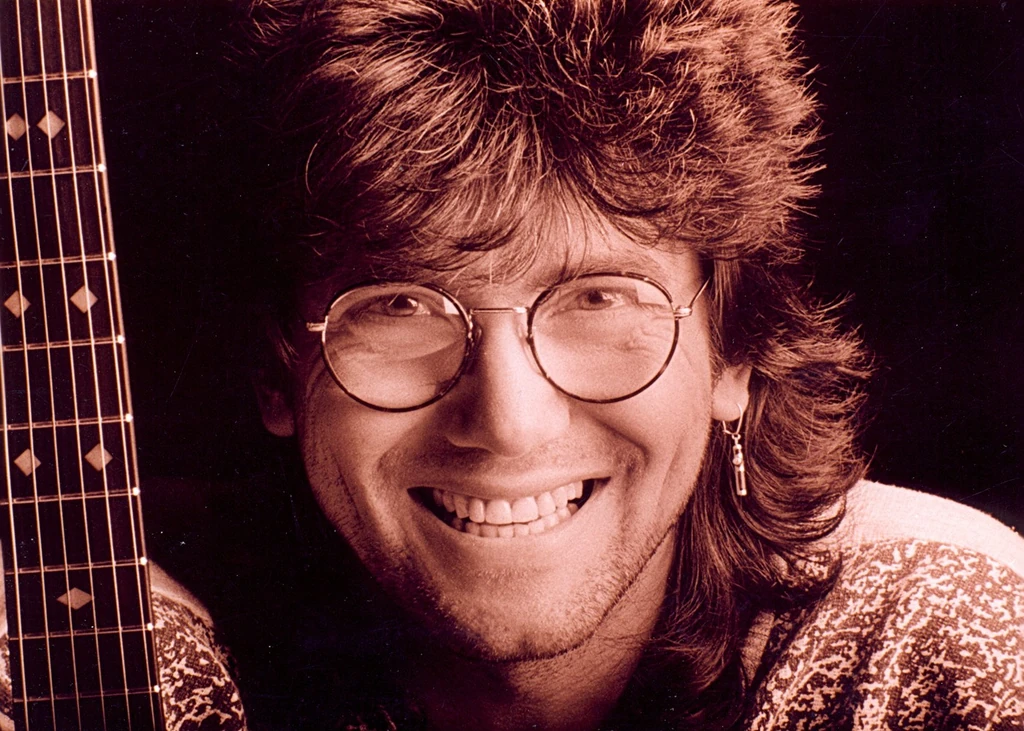 Delhusa Gjon az elmaradhatatlan gitárjával. Fotó: Archív