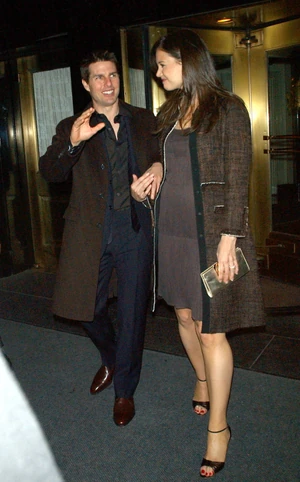 Amikor Katie Holmes várandós volt, Tom Cruise 200 000 dollárt költött egy ultrahangkészülékre, hogy az otthonukban is elérhető legyen az orvosi eszköz, amivel a bébijüket ellenőrizhették. Később a készüléket egy kórháznak adományozták.