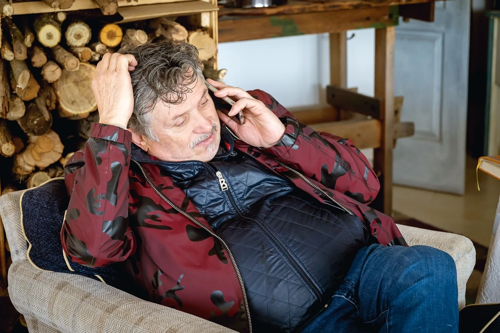 Javarészt még csak telefonon, illetve a neten keresztül tartja a kapcsolatot a világgal