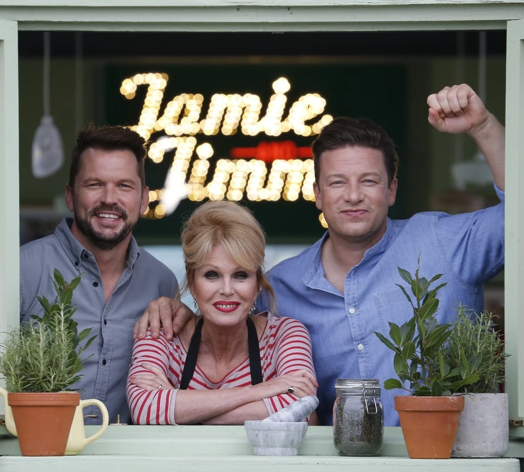 Jimmy Doherty Joanna Lumley és Jamie Oliver oldalán a közös műsorukban (Fotó: Profimedia)