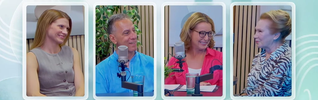 Tóth Angelika, Csonka András és Stahl Judit épp Udvaros Dorottyát hallgatja a Szegedi Szabadtéri Játékok podcastfelvételén