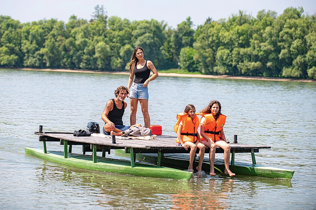Mint egy nomád család: különleges hajójukkal fedezik fel a környéket