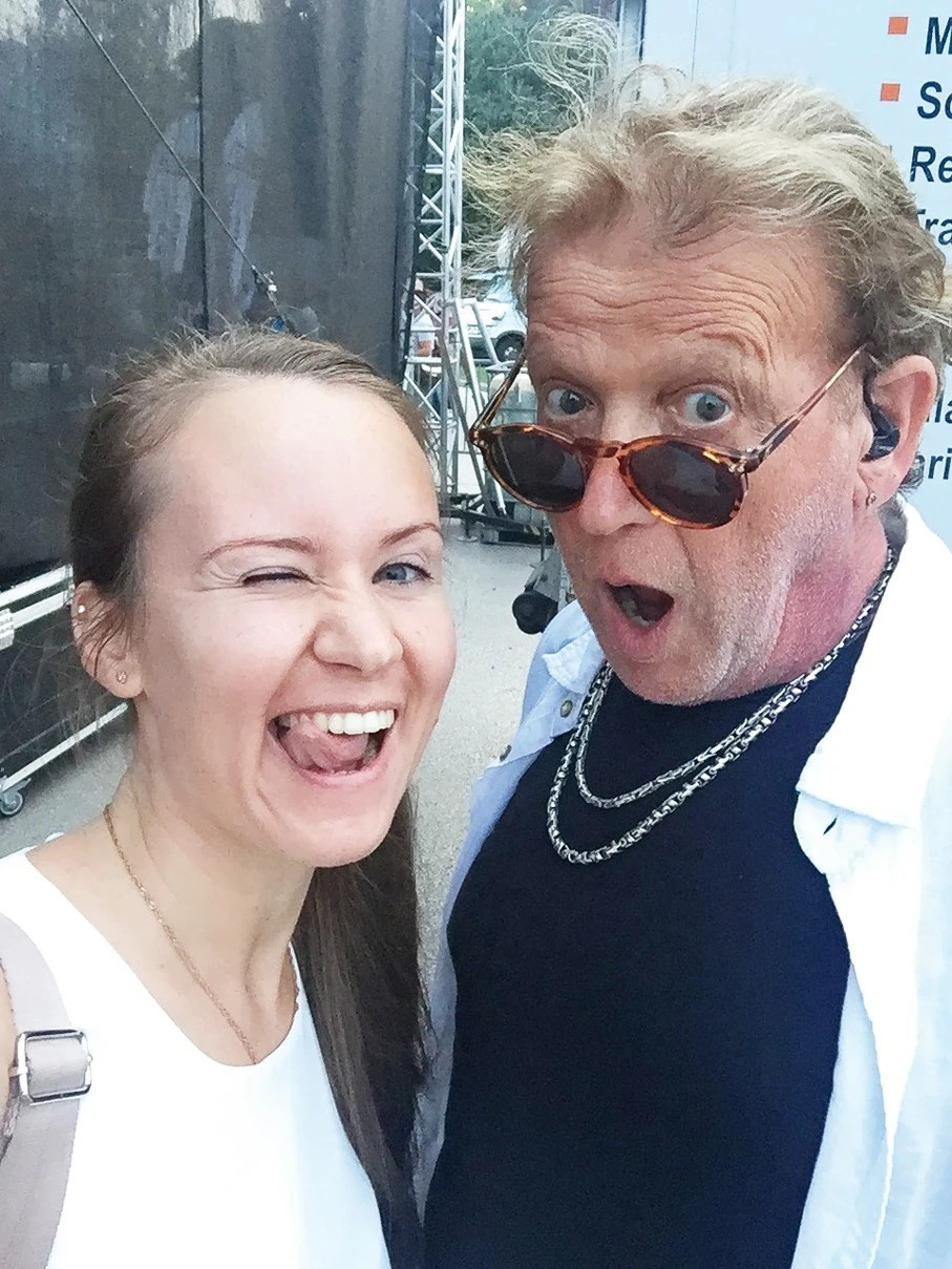 A zenész férj miatt is gyakran járnak koncertekre. Adrit annak idején is egy ilyen alkalommal látta meg János először