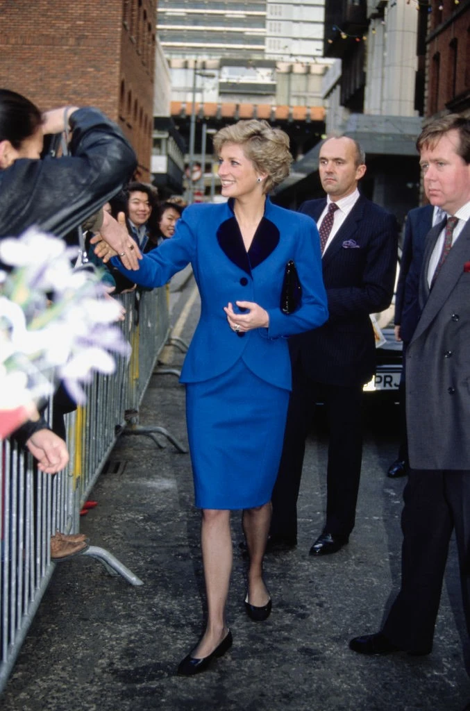 Diana hercegnét testőrök kísérik 1990-ben, Manchesterben
