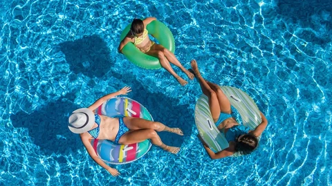 storyhu_PR cikk_medence_990x556