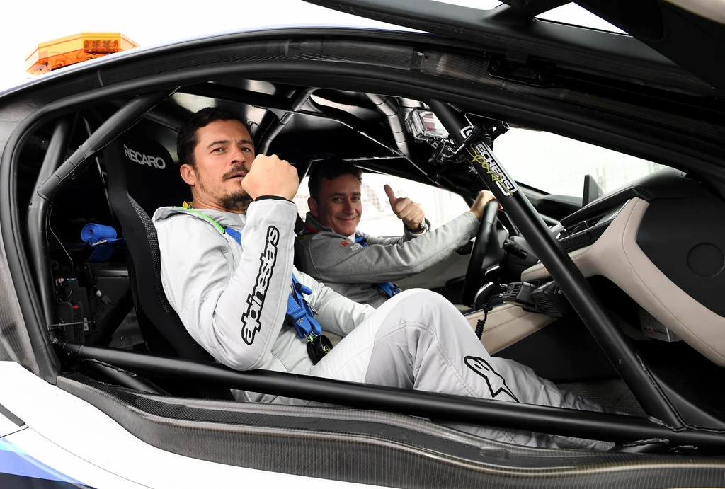 Orlando Bloom számára a bázisugrás jelenti az egyik legnagyobb adrenalint, azaz magas épületekről, hidakról vagy sziklákról ugrál le ejtőernyővel, miközben rendkívül kevés idő áll rendelkezésére az ernyő biztonságos kinyitásához. A bázisugrást a világ egyik legveszélyesebb extrém sportjának tartják.