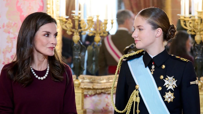 Letícia spanyol királyné a lányával, a trónörökös Leonórával egy katonai parádén 2025-ben