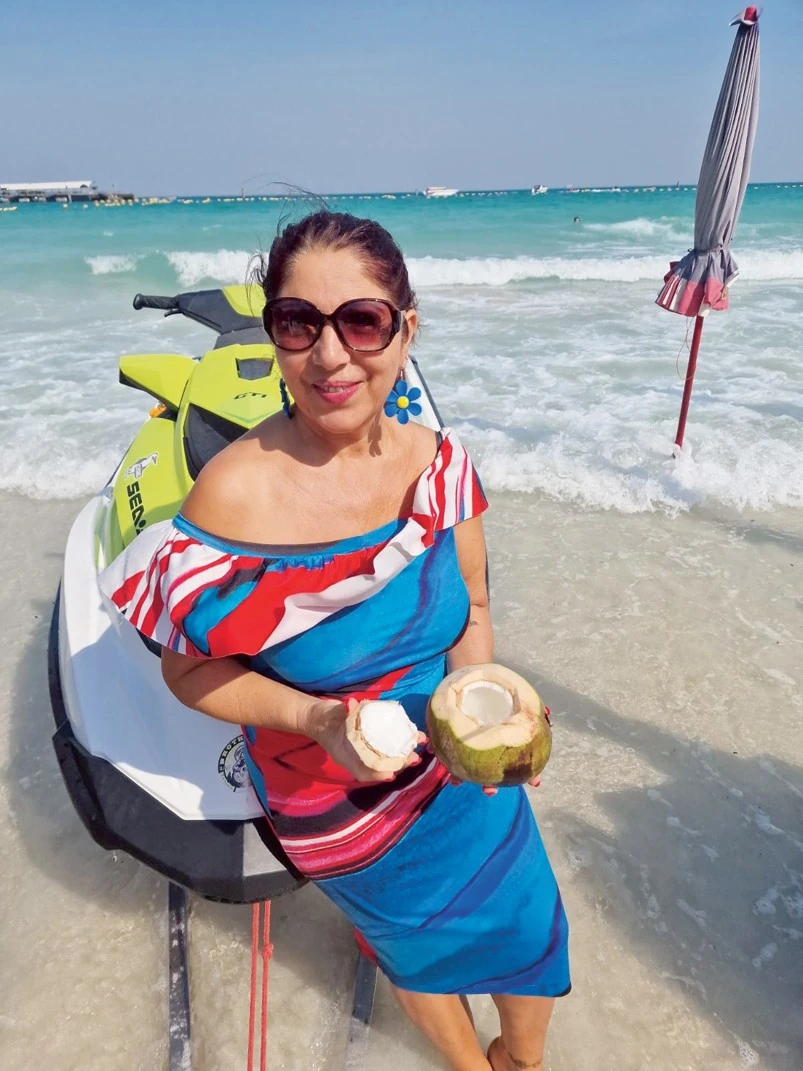 Nem is lehet üdítőbb annál, mint kókuszvizet kortyolgatni a parton