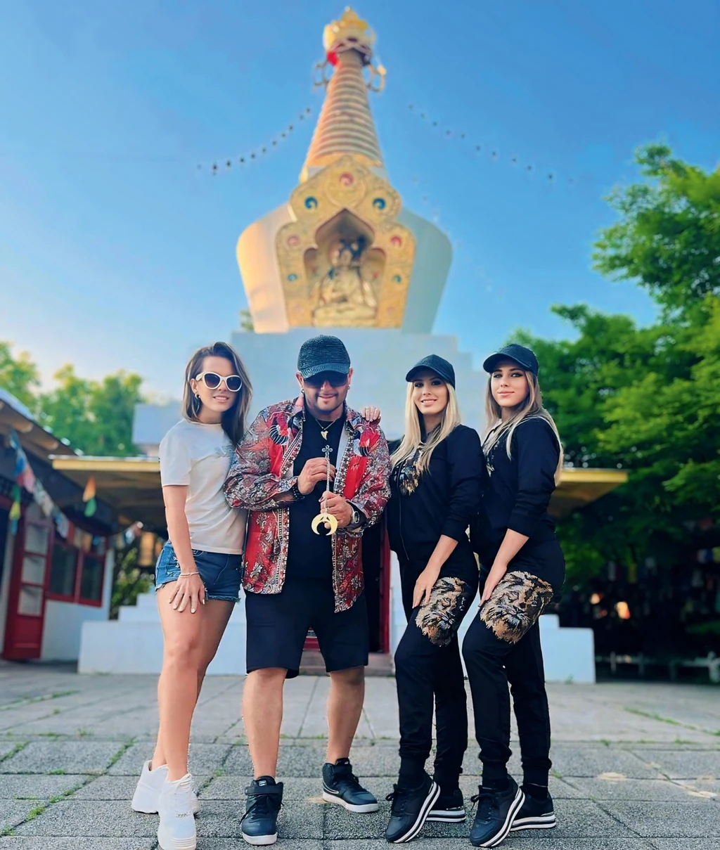 A kép jobb oldalán Kozso párja, Ágica