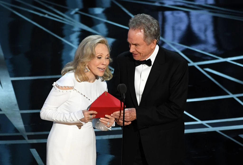 Összetört álom: az Oscar-gálák évtizedes történetének egyik legemlékezetesebb pillanata volt, mikor Faye Dunaway oldalán Warren Beatty tévedésből rossz borítékot nyitott ki, és tévesen konferálta fel a Kaliforniai álmot az év legjobb filmjeként a valódi győztes Holdfény helyett – ez persze nem az ő hibája lehetett, mégis a színész égett le a rivaldafényben.