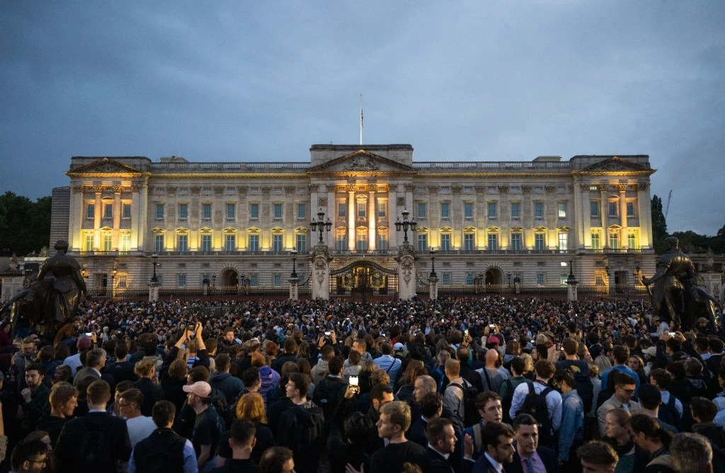 Megtelt a Buckingham-palota előtti tér