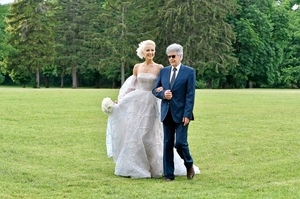 Édesapja kísérte a szertartás helyszínére