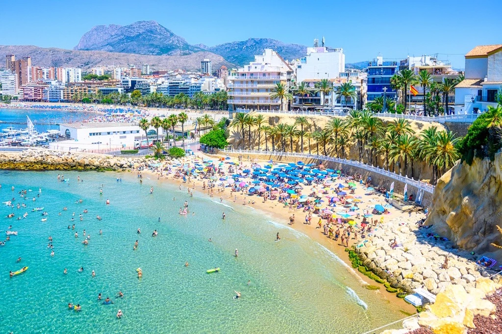 Benidorm igazi mediterrán gyöngyszem: hosszú, aranyló, homokos strandjai, pálmafás sétányai és pezsgő hangulata miatt a spanyol Riviéra egyik legfelkapottabb városa. Bochkor itt találta meg álmai otthonát (Fotó: Getty Images)