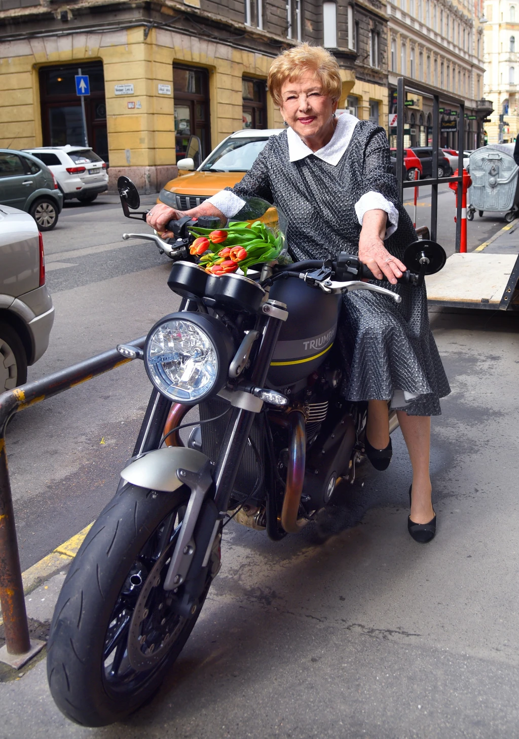 Pásztor Erzsi 88 évesen is biztos kézzel vezet (Fotó: Olajos Piroska/fotocentral.hu)