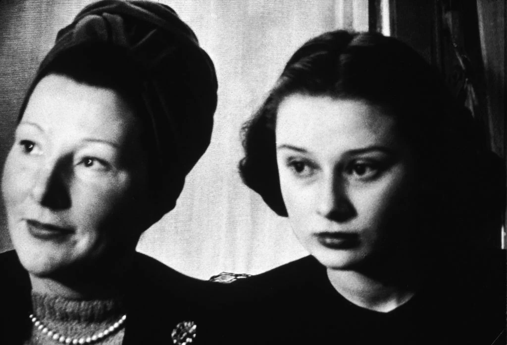 A 17 éves Audrey Hepburn 1946-ban az édesanyjával, Ella Van Heemstra bárónővel. Sokat nélkülöztek a háborús évek alatt