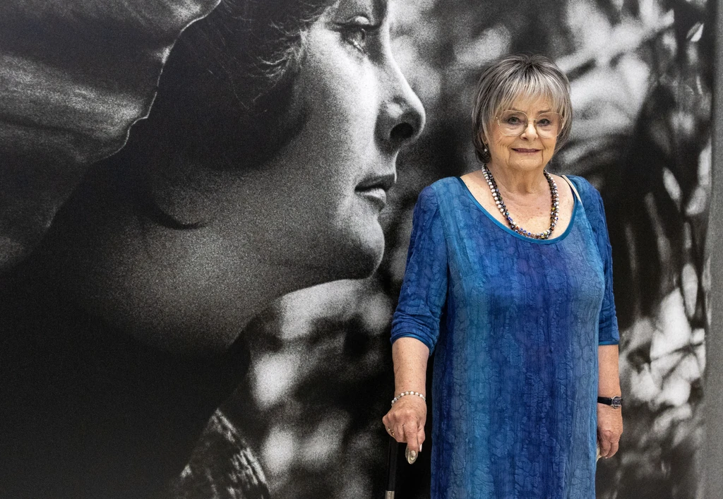 Béres Ilona egy róla készült portré előtt 2023 júliusában