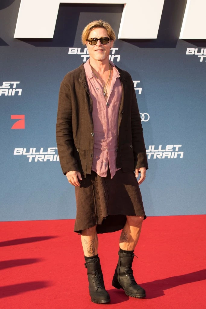 Brad Pitt nagy feltűnést keltett barna szoknyájában