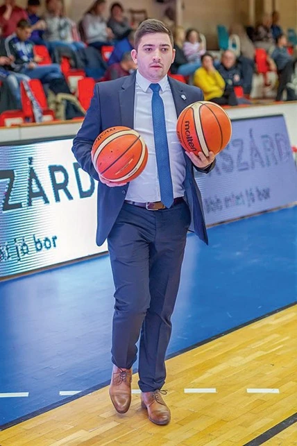 A pálya széléről segíti Líviát és a klubot