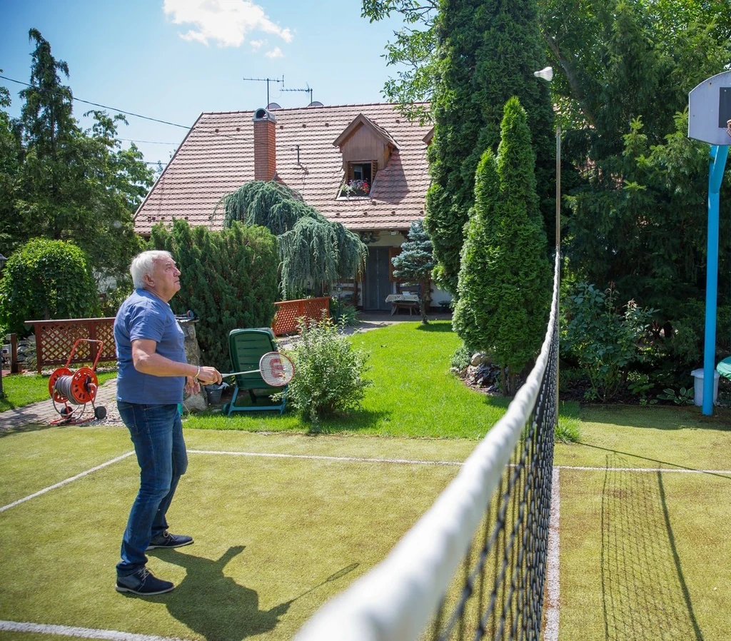 A Story magazin stábja még 2018 júniusában járt Havas Henrik kisoroszi birtokán. Akkor még volt tuja a kertjében (Fotó: Birton Szabolcs/fotocentral.hu)