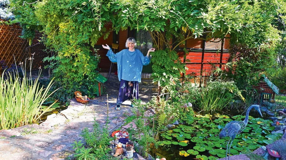 Gyönyörű kertjében