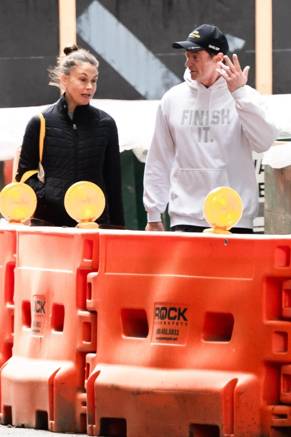 Jackman az „üzenős” ruhadarabban, mellette Sutton Foster  