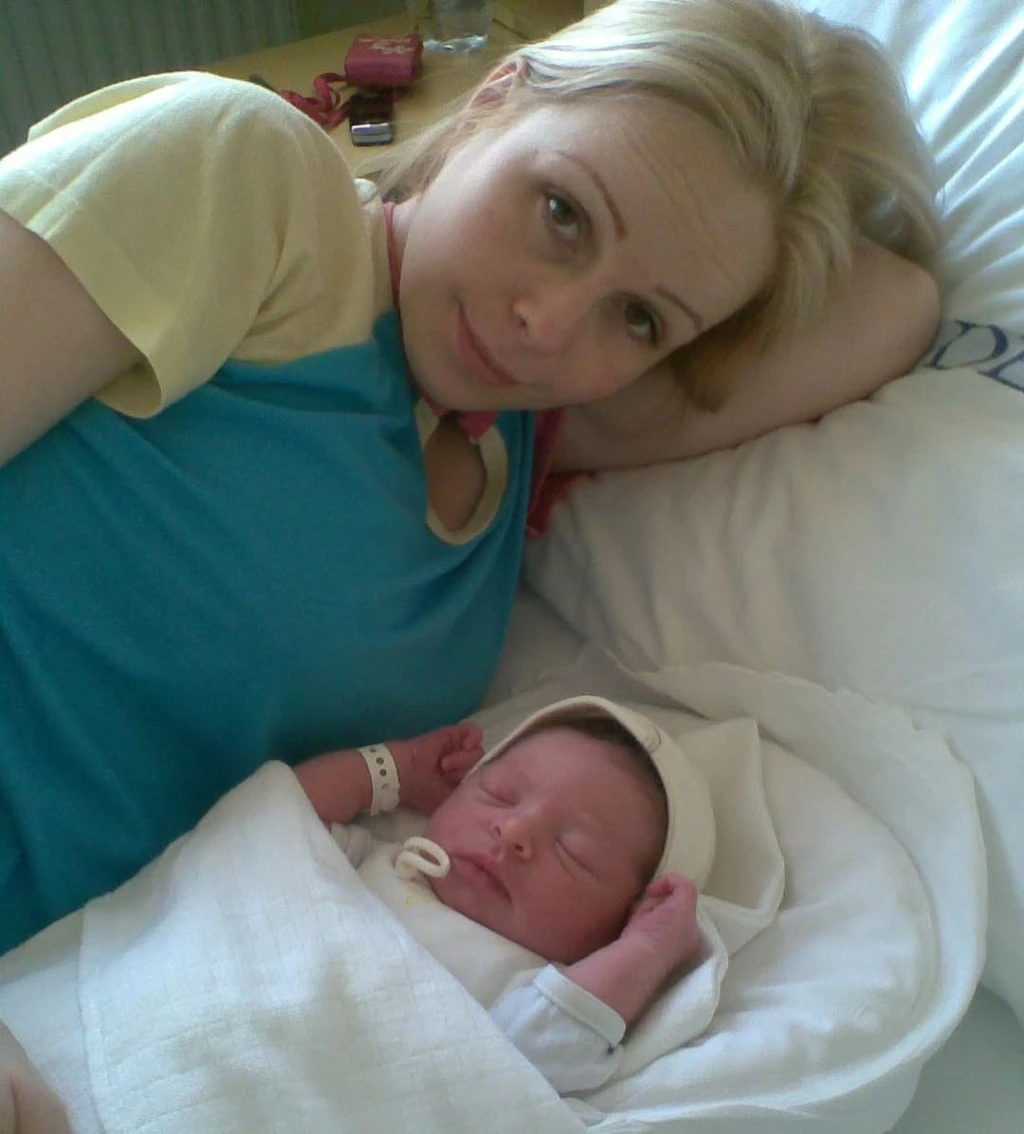 Anyák napja Szeretettel ölelek minden ÈdesanyátÉn most csak telefonon tudtam megköszönteni az Anyukámatmert nagyon messze élDe meg tudtam és ez a lényeg Életem egyik legszebb pillanatát szeretném most me