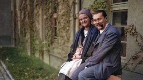 Tolnay Klári első házasságát Ráthonyi Ákos rendezővel kötötte, egyetlen gyereke is tőle született