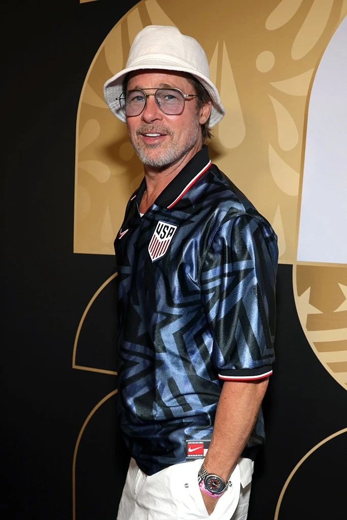 Brad Pitt szokása szerint igazán stílusosan, ezúttal focira hangolt szettben érkezett