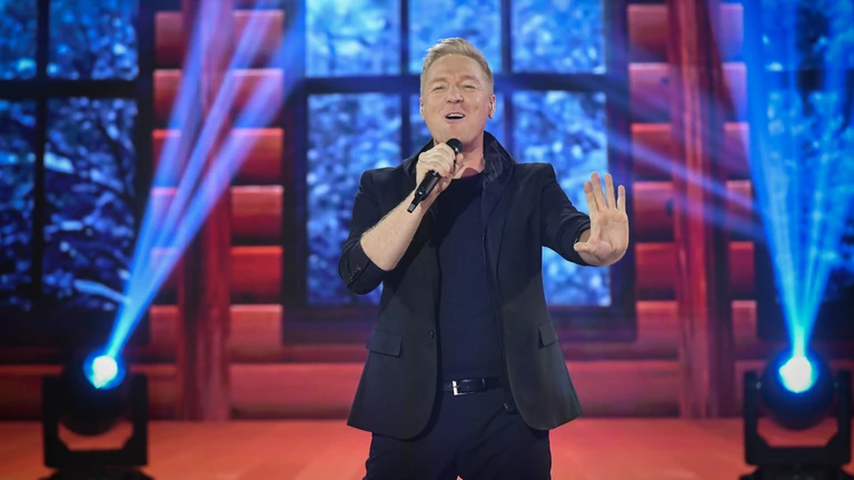 Bereczki Zoltán egyszerre vett virágot Bata Évának és Szinetár Dórának