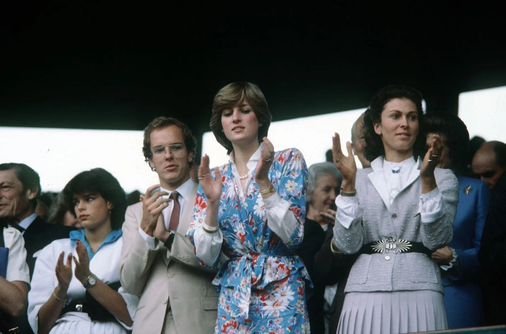 1981. július 4. – Az esküvője elött három héttel Diana a monacói uralkodó családdal, Rainier herceg, Grace hercegné és gyermekeik, Albert herceg és Stephanie hercegnő társaságában nézte végig a királyi páholyból a wimbledoni férfi egyes döntőt John McEnroe és Björn Borg között