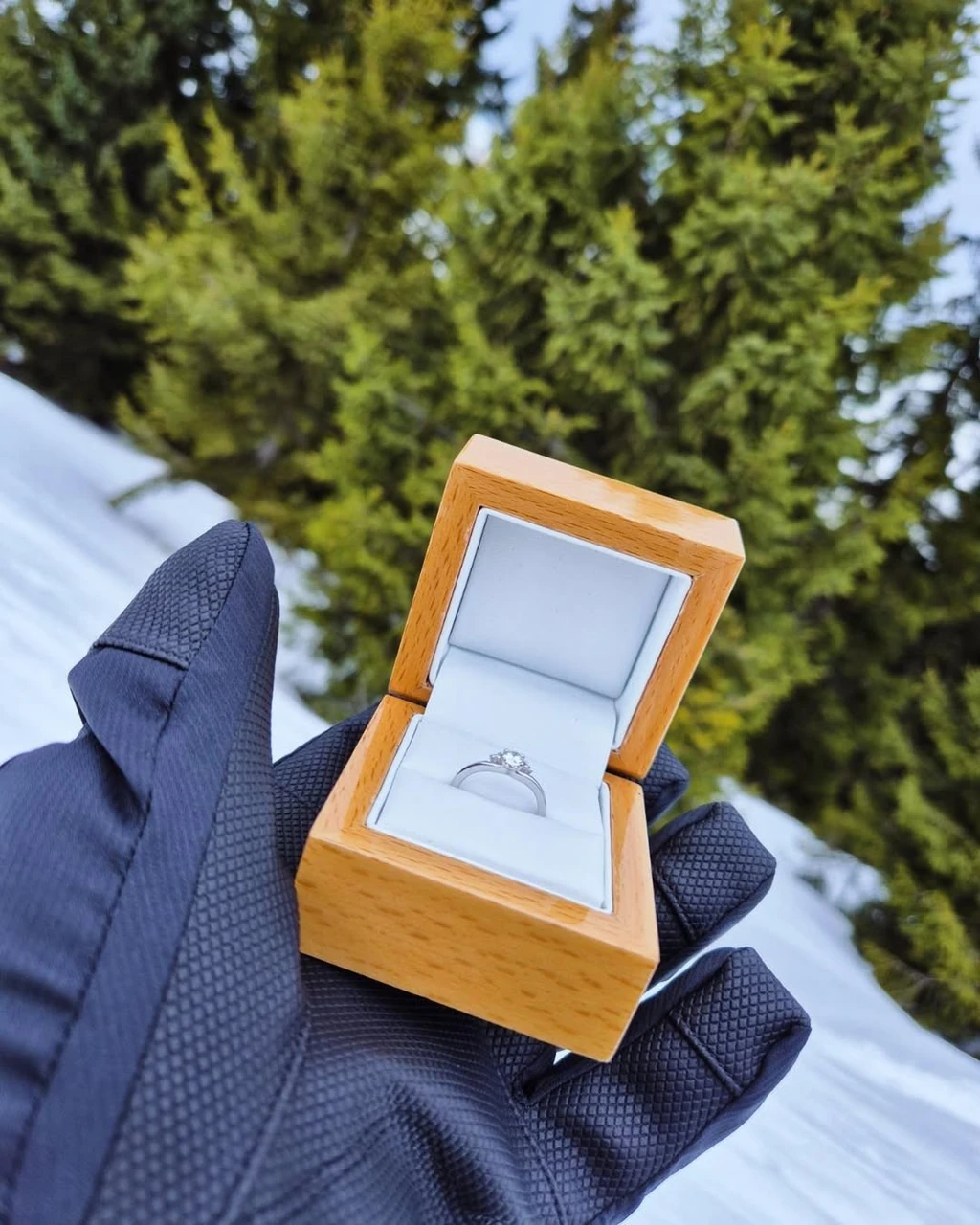 Ezt a csodás gyűrűt húzta Vivien ujjra a színész-énekes