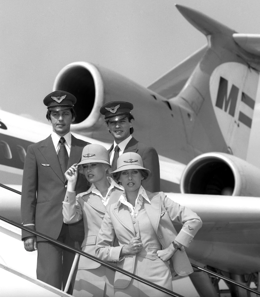 Pataki Ági (jobbra) manöken bemutatja kollégáival, többek között Pintér Máriával és Varga Lajossal (jobbra) a MALÉV új légiutas-kísérő egyenruháit a Ferihegyi repülőtéren (Fotó: MTI)