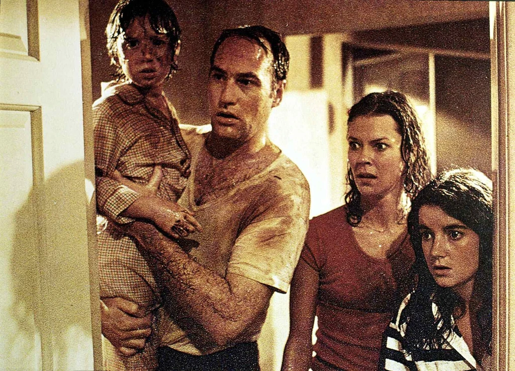 Dominique Dunne (jobb szélen) a Poltergeist című horrorban