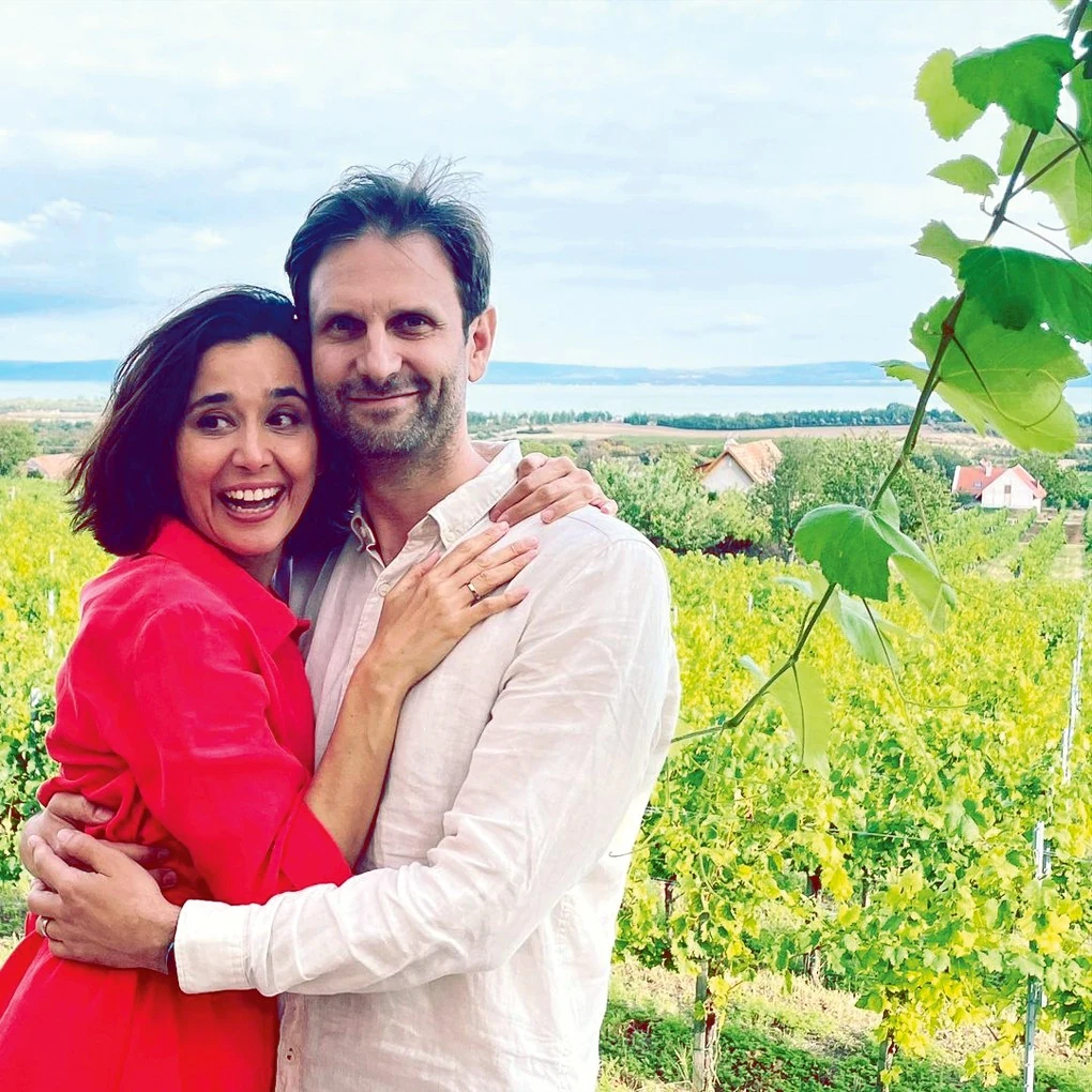 Férjével közös Üvegfal című darabjukban pont az ellentétüket alakítják: egy toxikus házasságba nyújtanak bepillantást